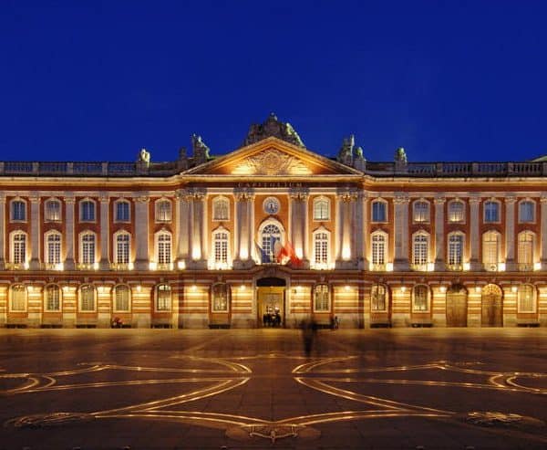 toulouse capital square at night